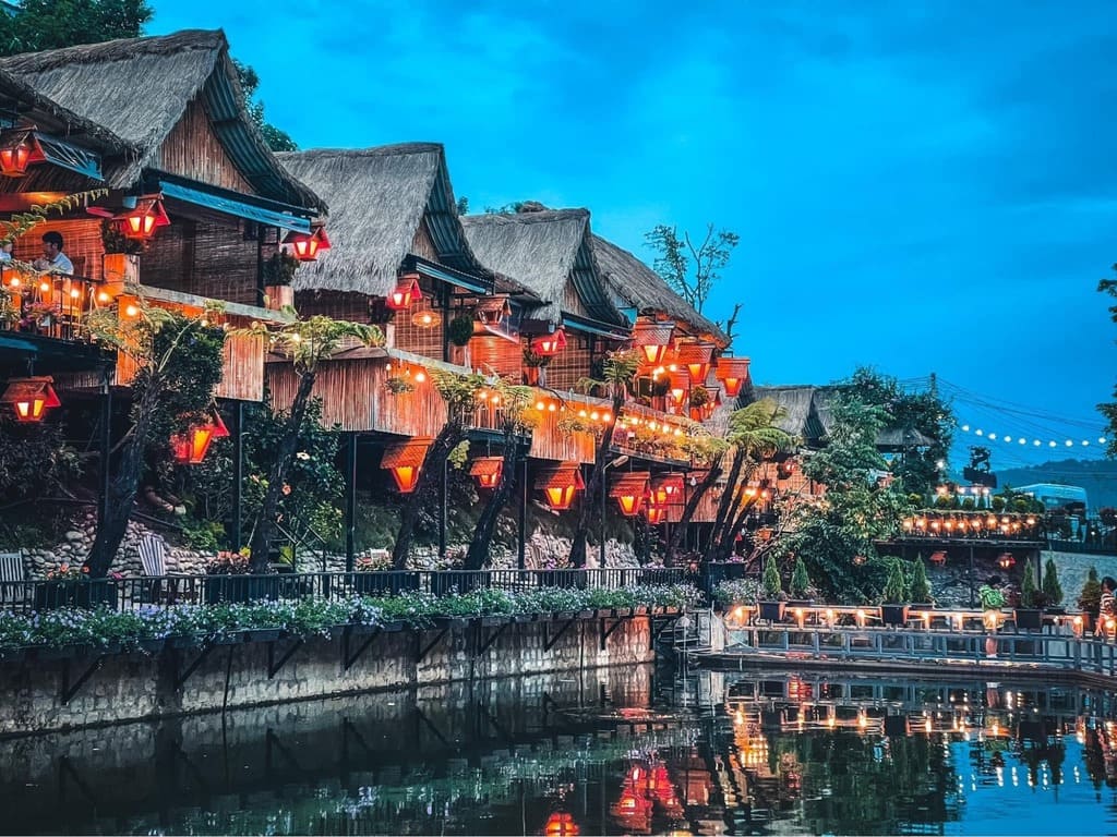 Cầu gỗ bắc qua hồ tại An Sơn Hồ Đà Lạt