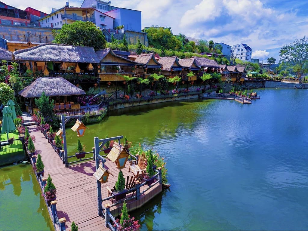 Đường vào An Sơn Hồ cách trung tâm Đà Lạt 4-5km