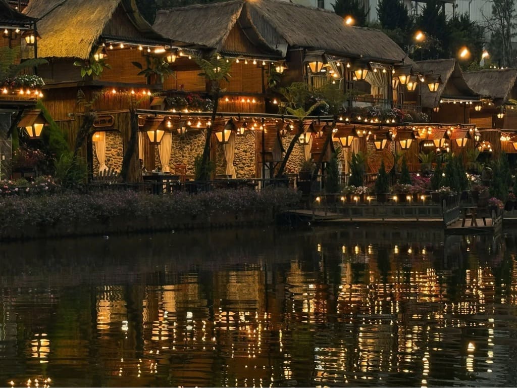 Nhà gỗ mái lá ven hồ tại An Sơn Hồ Đà Lạt