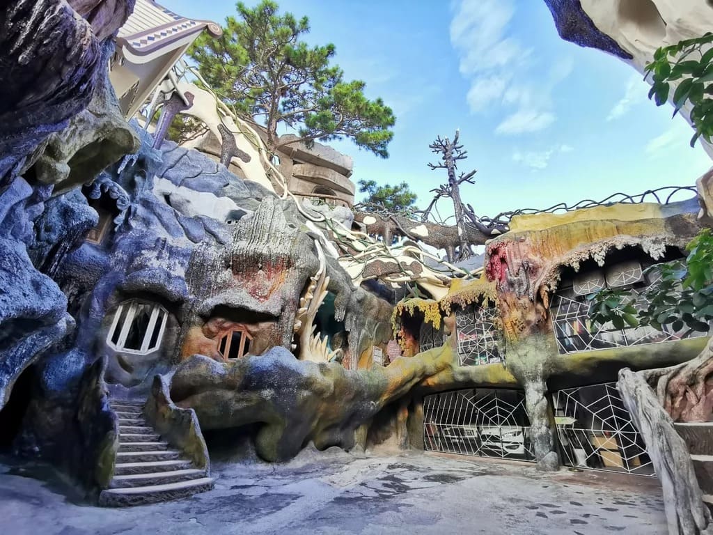 Crazy House Đà Lạt gần An Sơn Hồ khoảng 2 – 3km