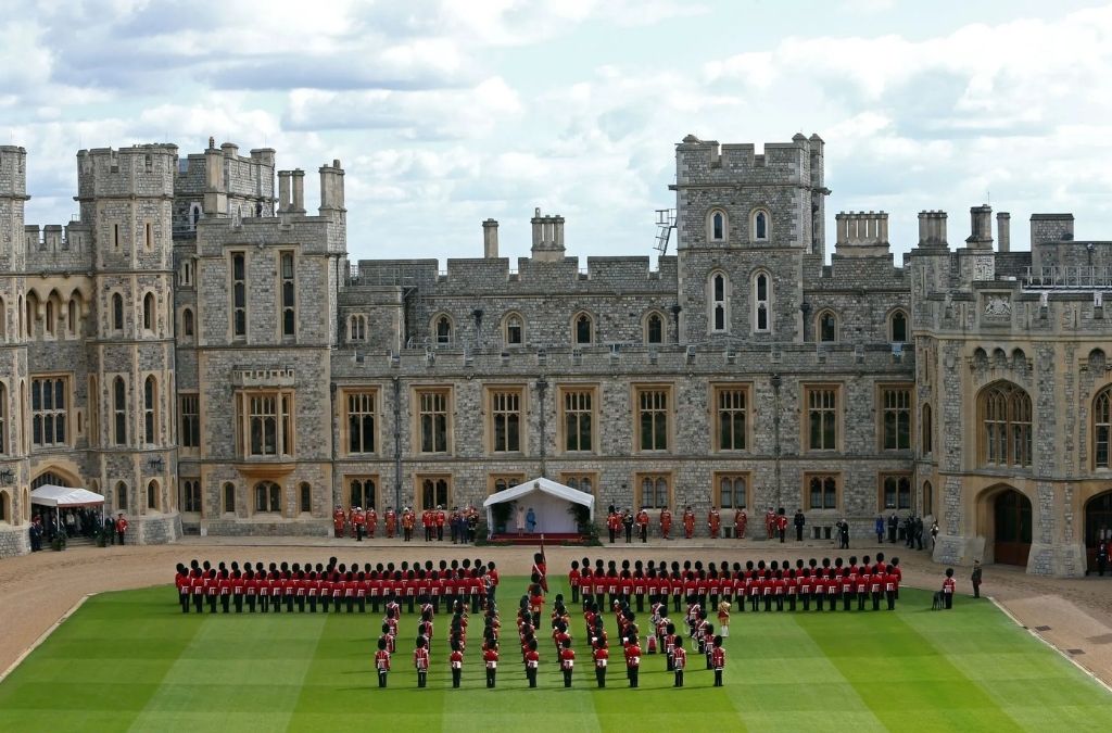 Lâu đài Windsor và đội vệ binh Hoàng gia trong sân