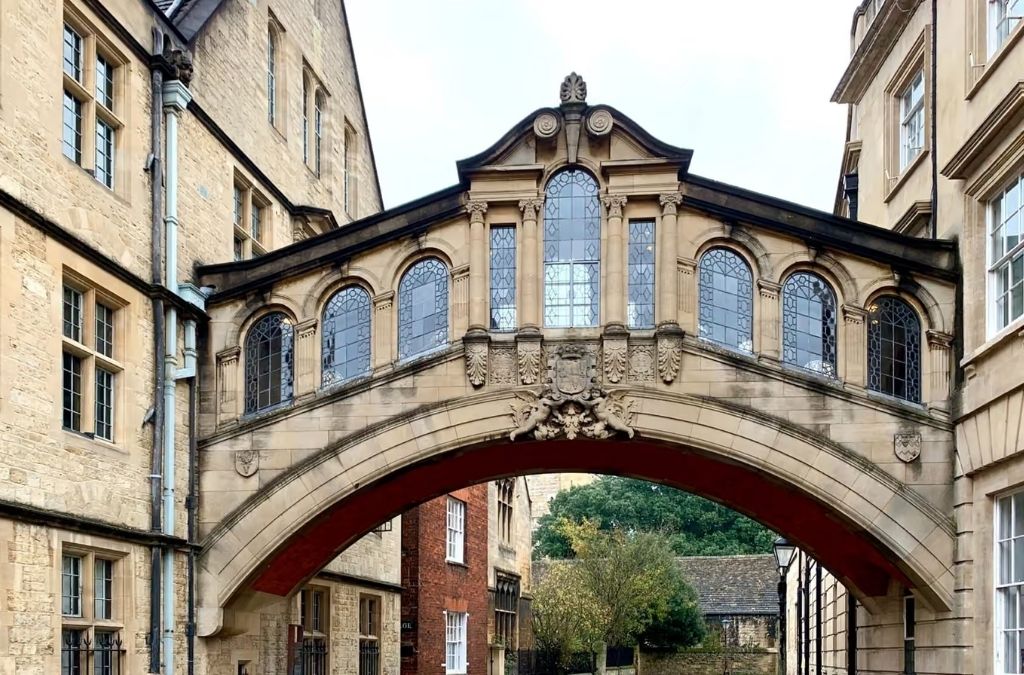 Cầu Than thở nối hai tòa nhà của Hertford College tại Oxford