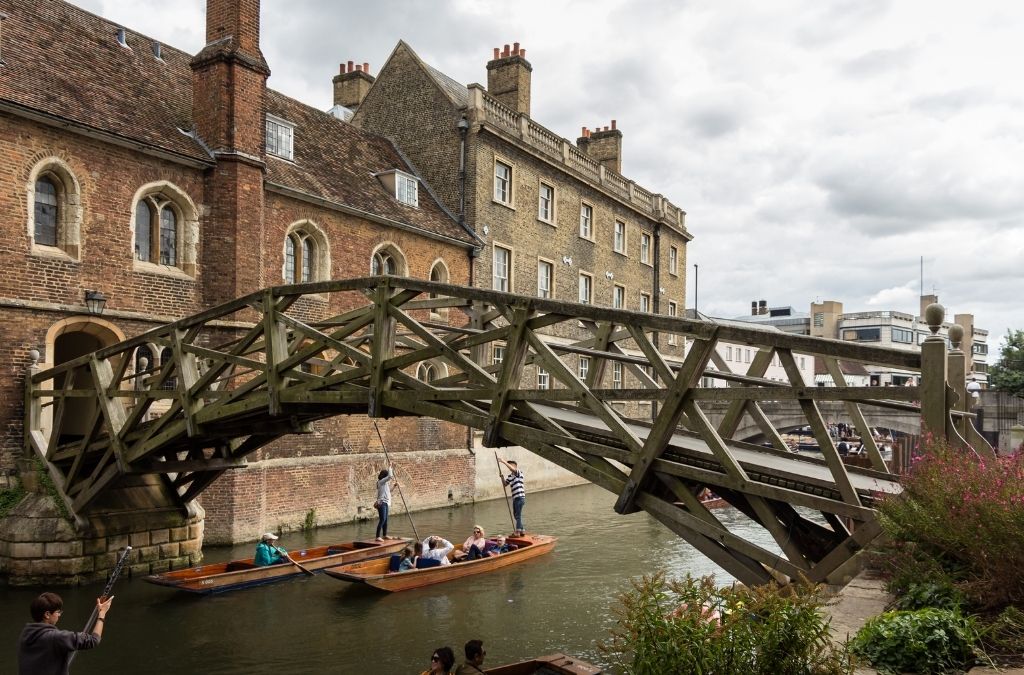 Cầu Toán học bằng gỗ bắc qua sông Cam tại Cambridge