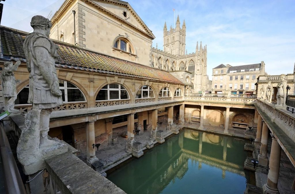 Hồ tắm cổ bên trong Roman Baths tại thành phố Bath