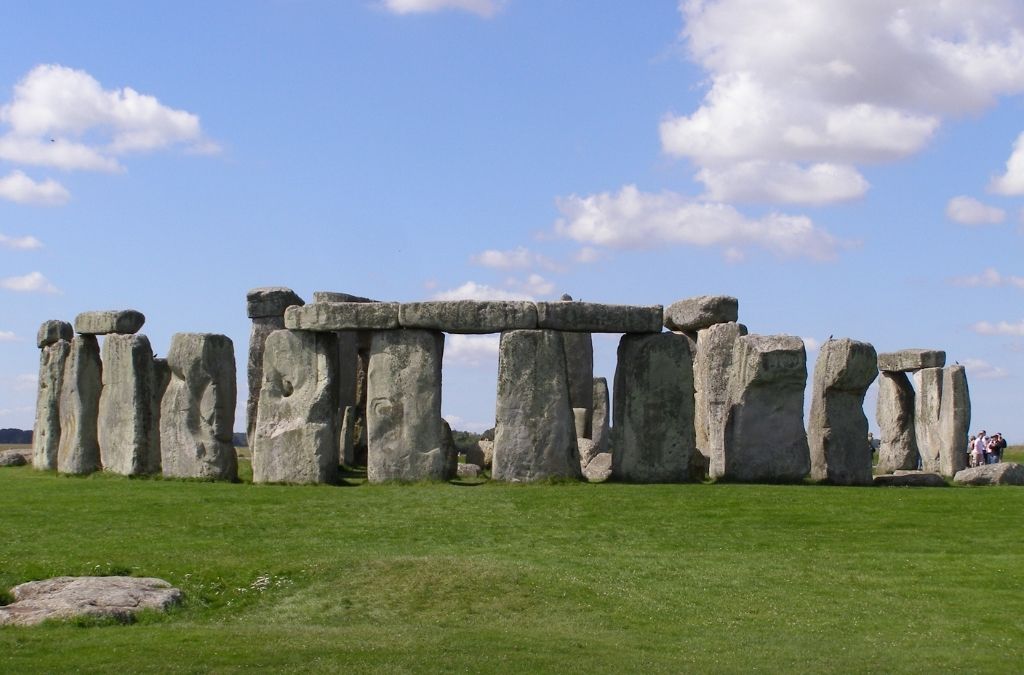 Vòng đá Stonehenge giữa đồng cỏ Salisbury