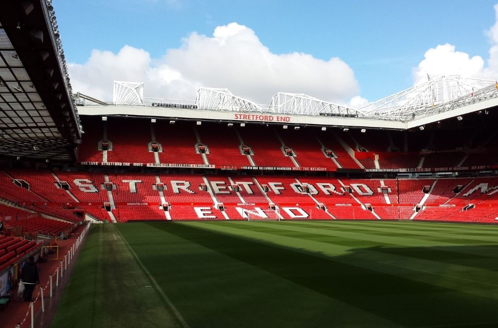 Khán đài và sân cỏ Old Trafford của Manchester United