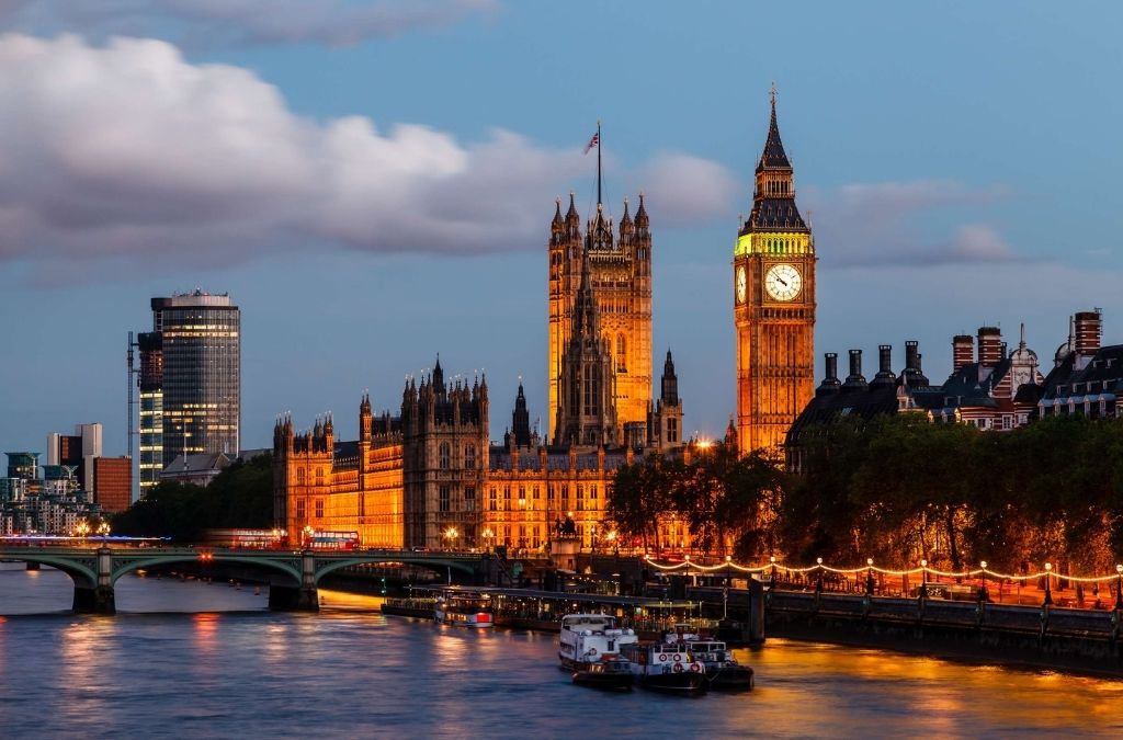 Big Ben và Điện Westminster bên sông Thames tại London