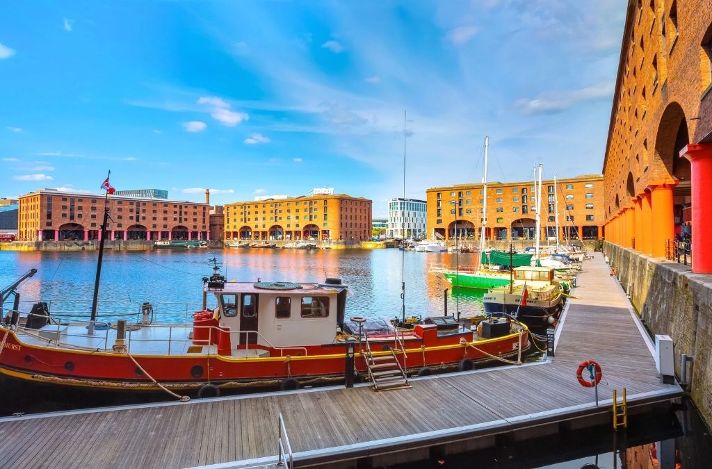 Thuyền neo tại Bến cảng Royal Albert Dock Liverpool