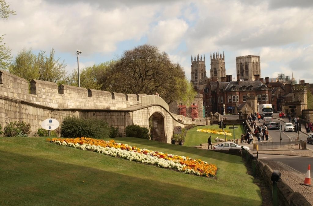 Tường thành cổ York với York Minster ở phía xa