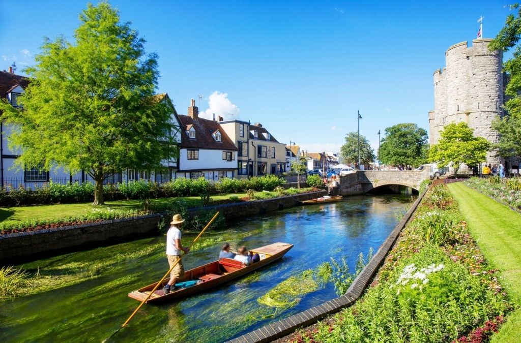 Thuyền punting trên sông Stour giữa phố cổ Canterbury