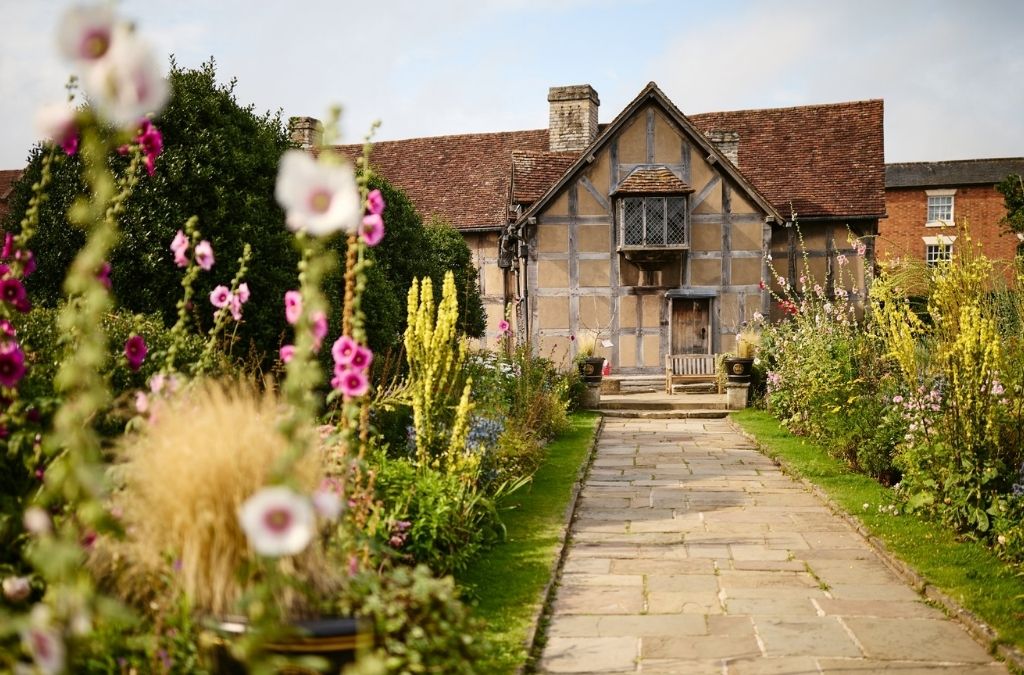 Anne Hathaway's Cottage với khu vườn hoa phía trước
