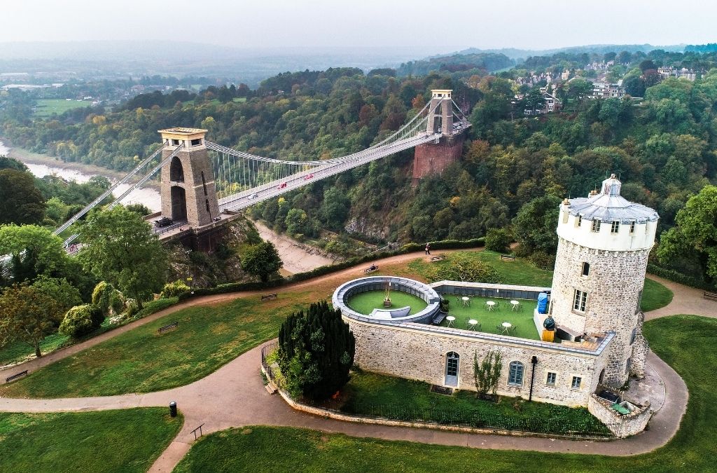 Cầu treo Clifton bắc qua hẻm núi Avon Gorge tại Bristol