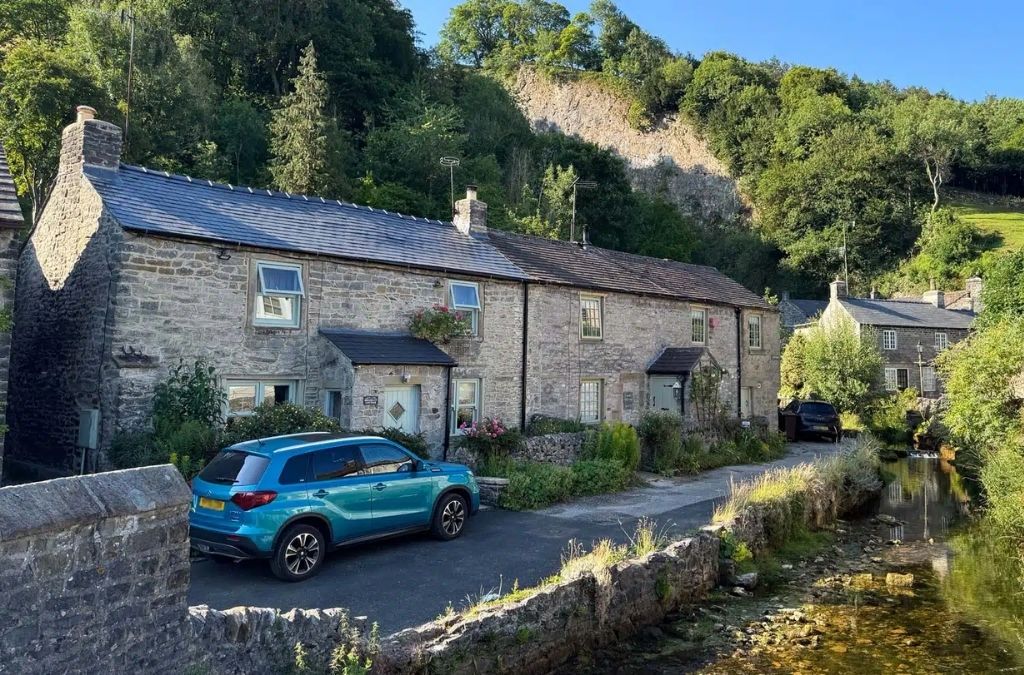 Những ngôi nhà đá bên dòng suối tại Peak District