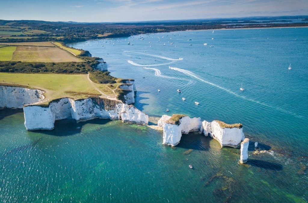 Các cột đá vôi trắng Old Harry Rocks nhìn từ trên cao