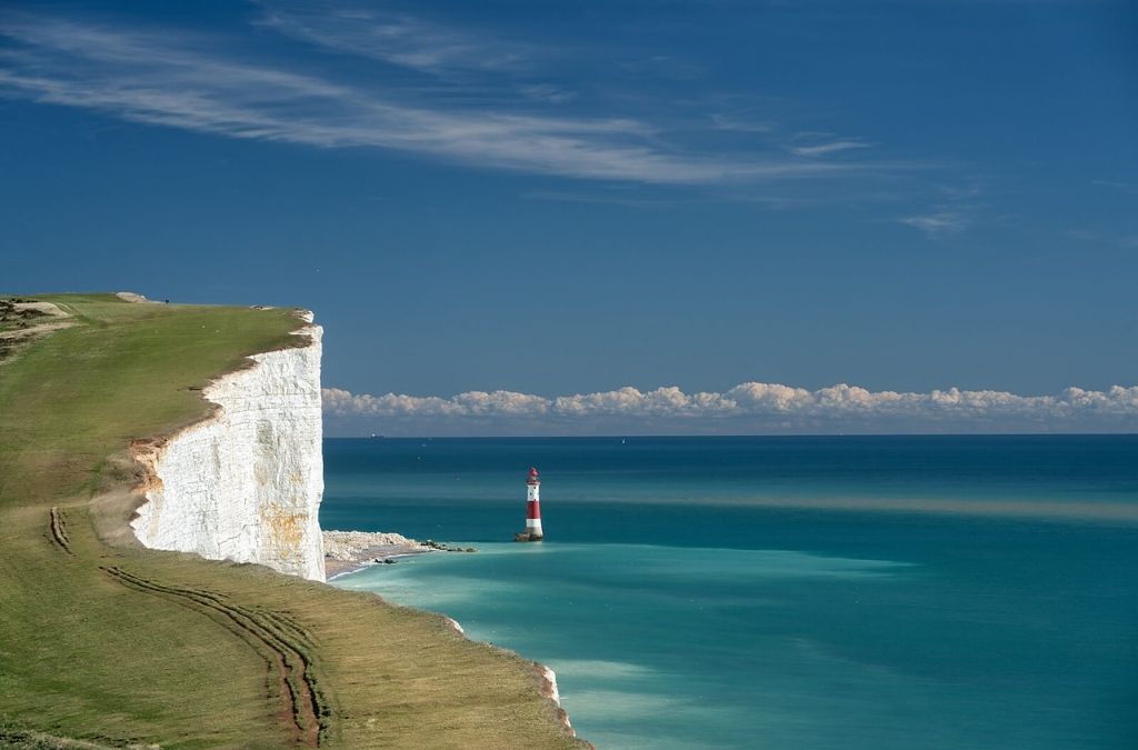 Vách đá trắng và Hải đăng Beachy Head bên biển