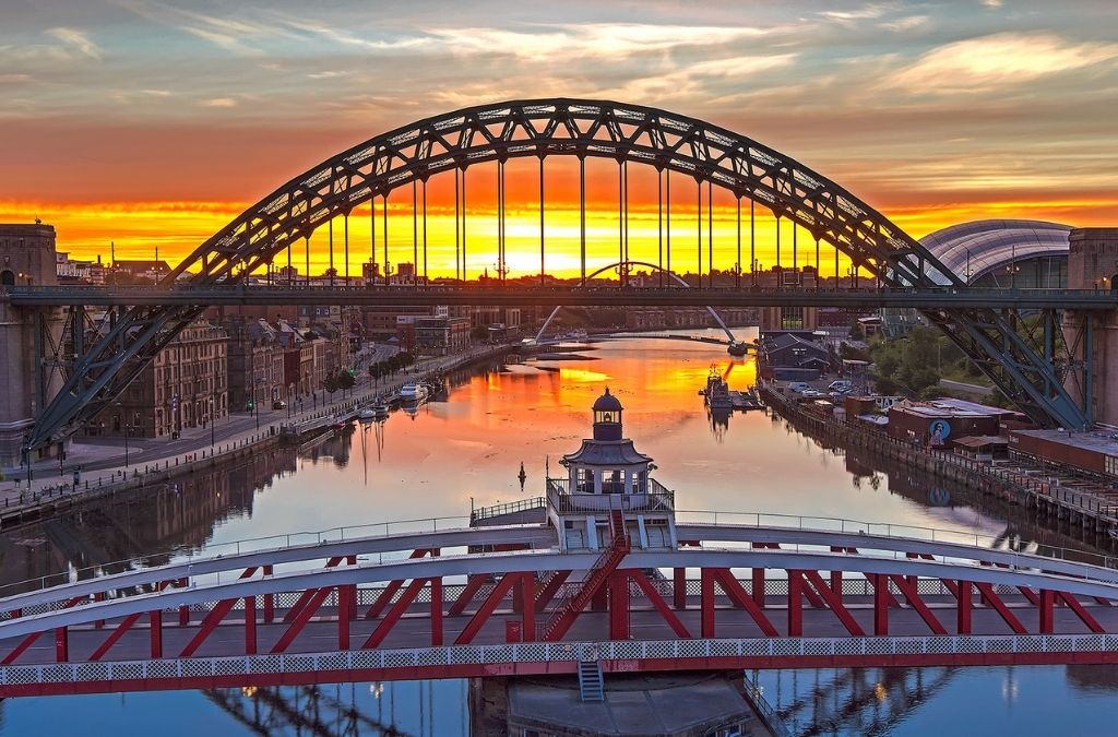 Cầu Tyne bắc qua sông Tyne tại Newcastle lúc hoàng hôn