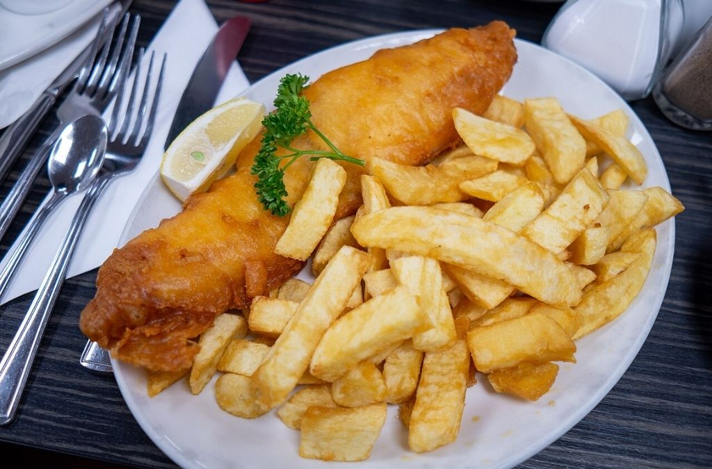 Fish and chips với cá chiên giòn và khoai tây chiên