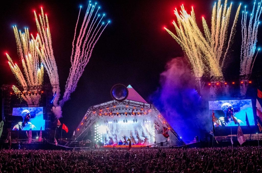 Sân khấu và pháo hoa tại Glastonbury Festival