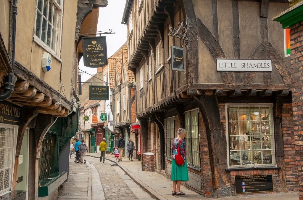 Phố The Shambles với những ngôi nhà cổ tại York