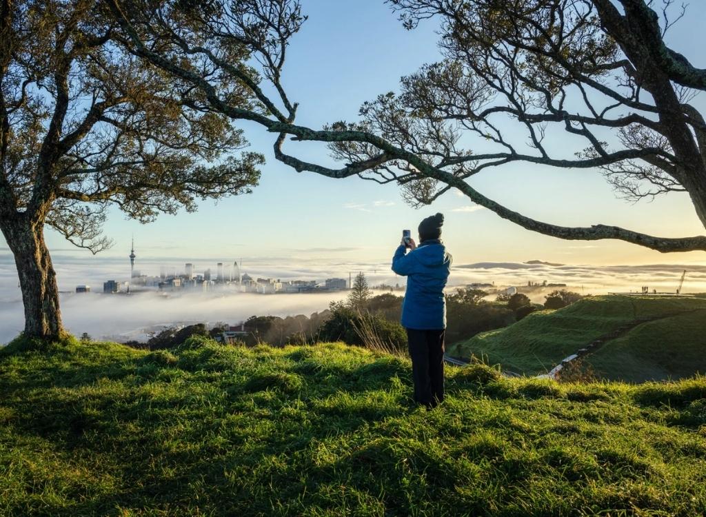 Ngắm cảnh thành phố Auckland từ đồi cao vào mùa đông