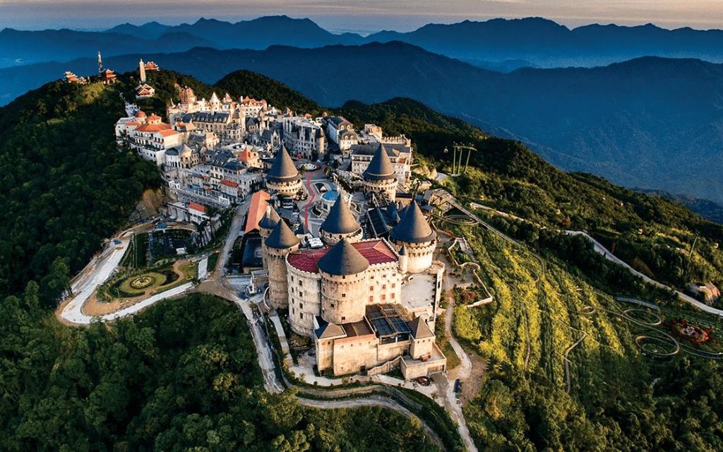 Bà Nà Hills nằm trên đỉnh Núi Chúa