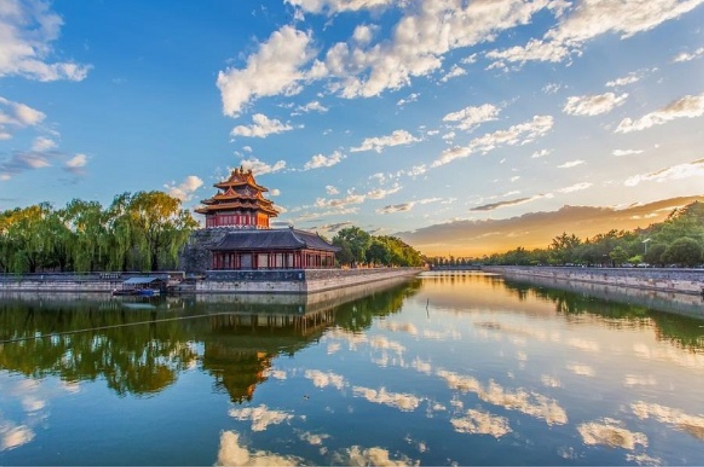 Vẻ đẹp thơ mộng của lầu gác cổ kính soi bóng xuống mặt nước phẳng lặng dưới bầu trời xanh mây trắng tại Di Hòa Viên