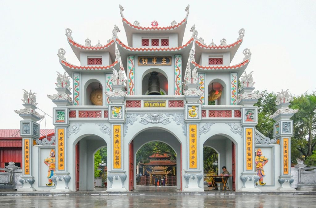 Cổng tam quan Đền Bà Chúa Kho với mái cong và họa tiết trang trí nhiều màu