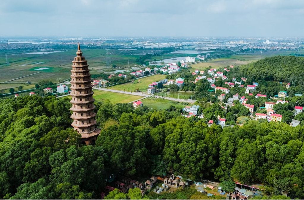 Tháp nhiều tầng nổi lên giữa rừng cây và đồng ruộng ở Bắc Ninh nhìn từ trên cao
