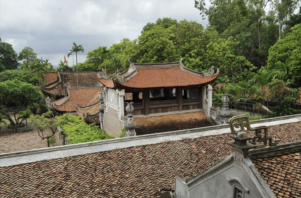Cổng chùa Vĩnh Nghiêm với mái ngói cổ giữa khuôn viên nhiều cây xanh