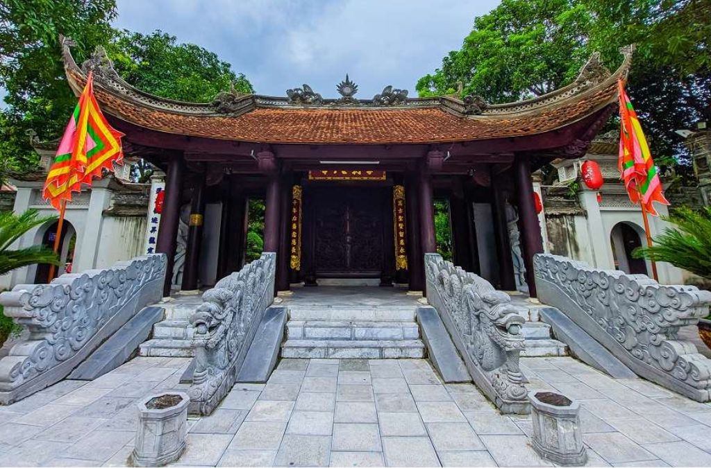 Cổng di tích mái ngói cong với bậc thang đá và lan can chạm hình rồng