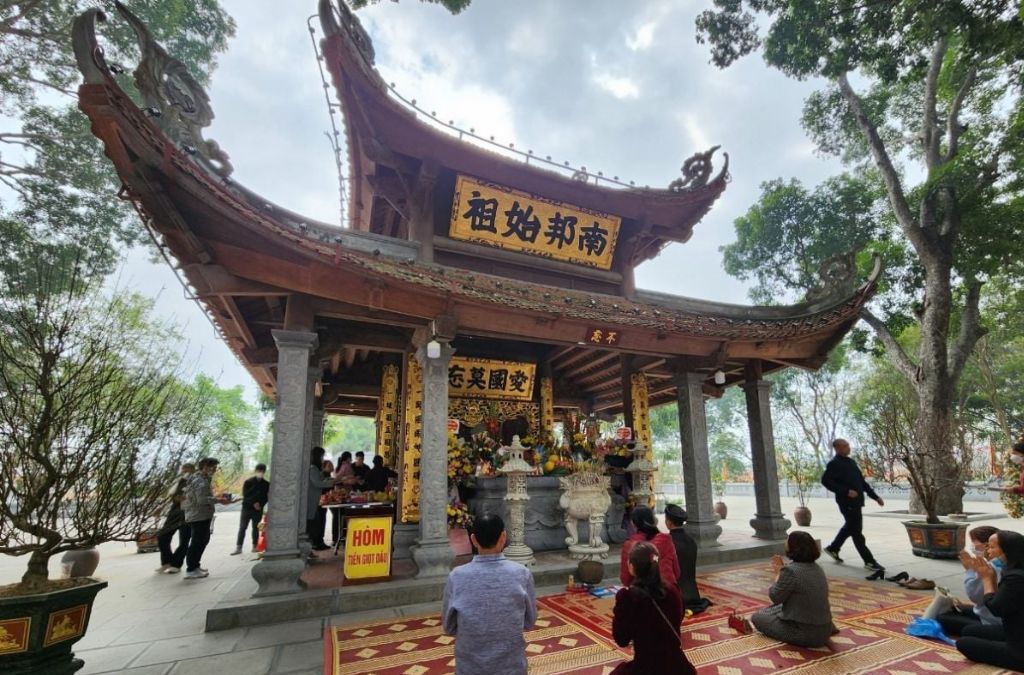 Người hành lễ trước công trình mái cong tại khu lăng Kinh Dương Vương