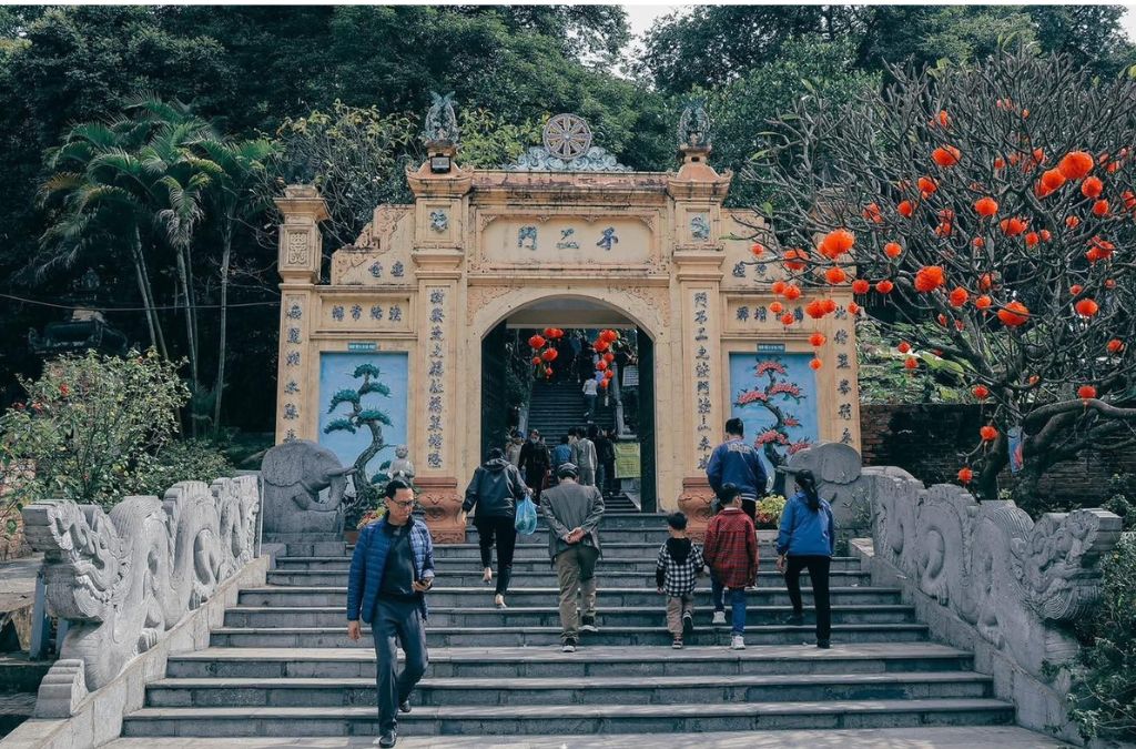 Lối lên chùa Tiêu với cổng cổ, bậc thang đá và cây treo đèn lồng đỏ