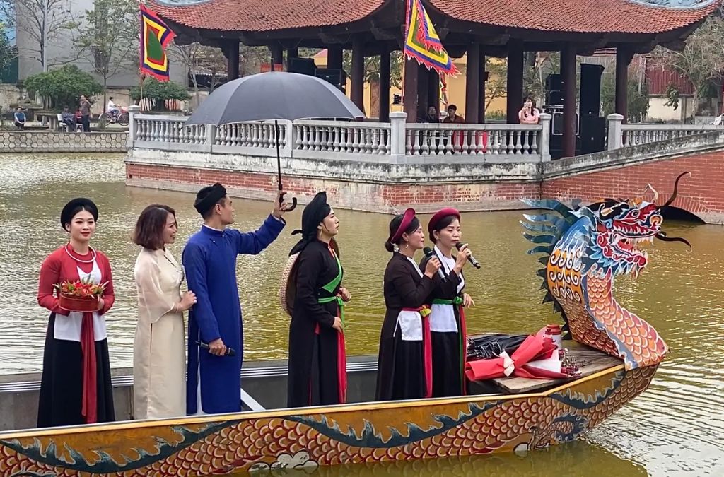  Liền anh, liền chị hát quan họ trên thuyền rồng trước thủy đình