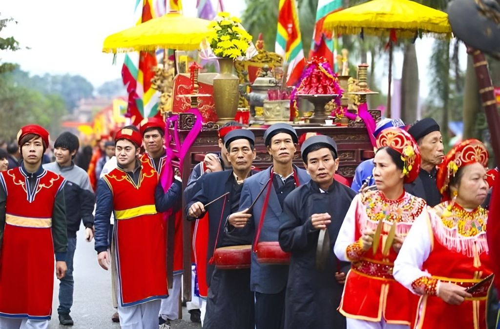 Đoàn rước trong lễ hội chùa Dâu với trang phục truyền thống, kiệu và lọng vàng