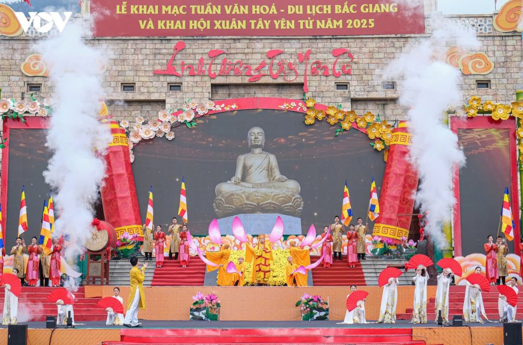 Sân khấu khai hội Xuân Tây Yên Tử với tiết mục biểu diễn và phông nền tượng Phật