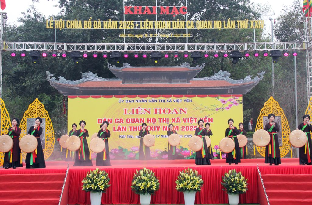 Liền anh, liền chị biểu diễn quan họ trên sân khấu lễ hội chùa Bổ Đà