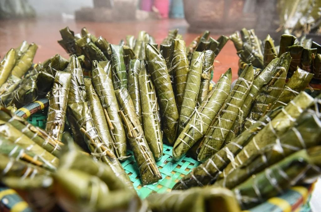 Bánh tẻ làng Chờ gói trong lá xanh, buộc dây và xếp trên khay