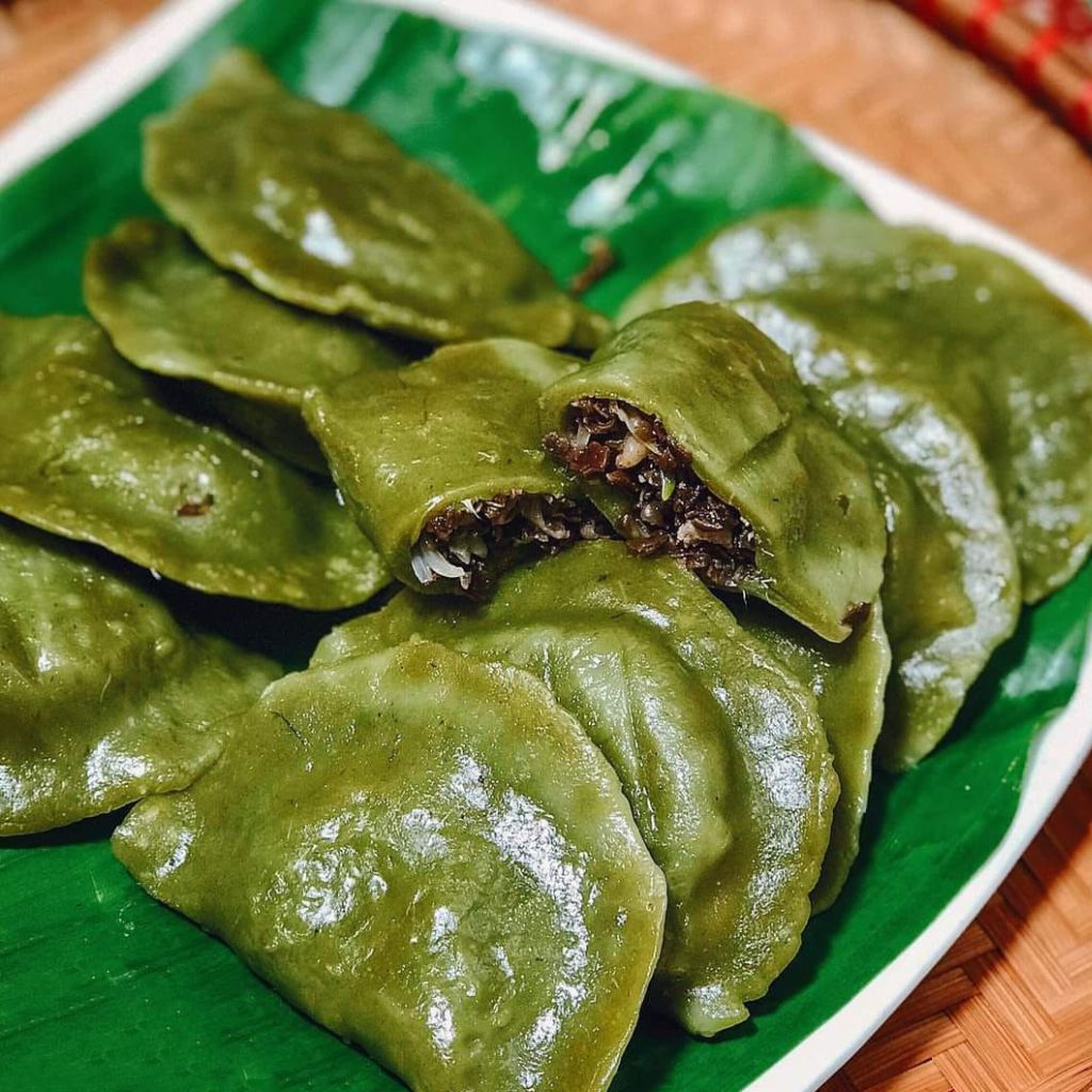 Bánh khúc làng Diềm có vỏ xanh, một chiếc được mở để lộ phần nhân