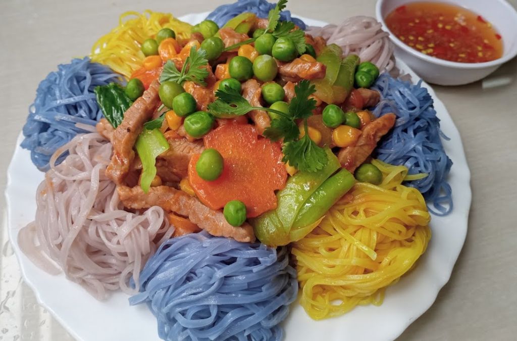 Đĩa mì Chũ nhiều màu ăn kèm rau củ và bát nước chấm