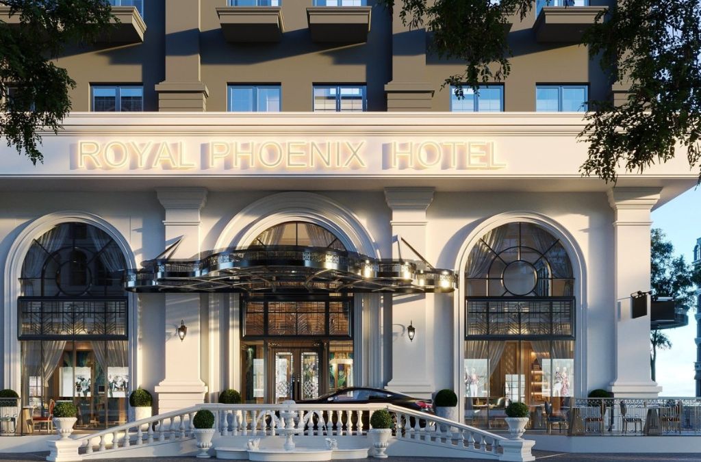 Mặt tiền Royal Phoenix Hotel với cửa kính vòm và đài phun nước phía trước