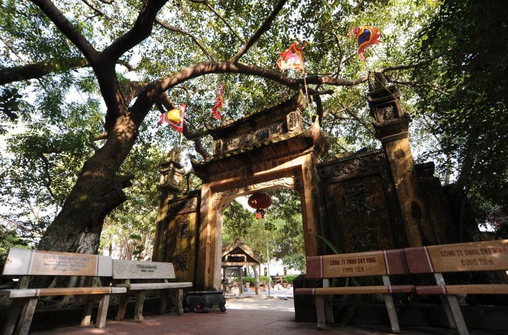 Cổng cổ tại Làng Diềm, Bắc Ninh trong lịch trình du lịch 2 ngày 1 đêm
