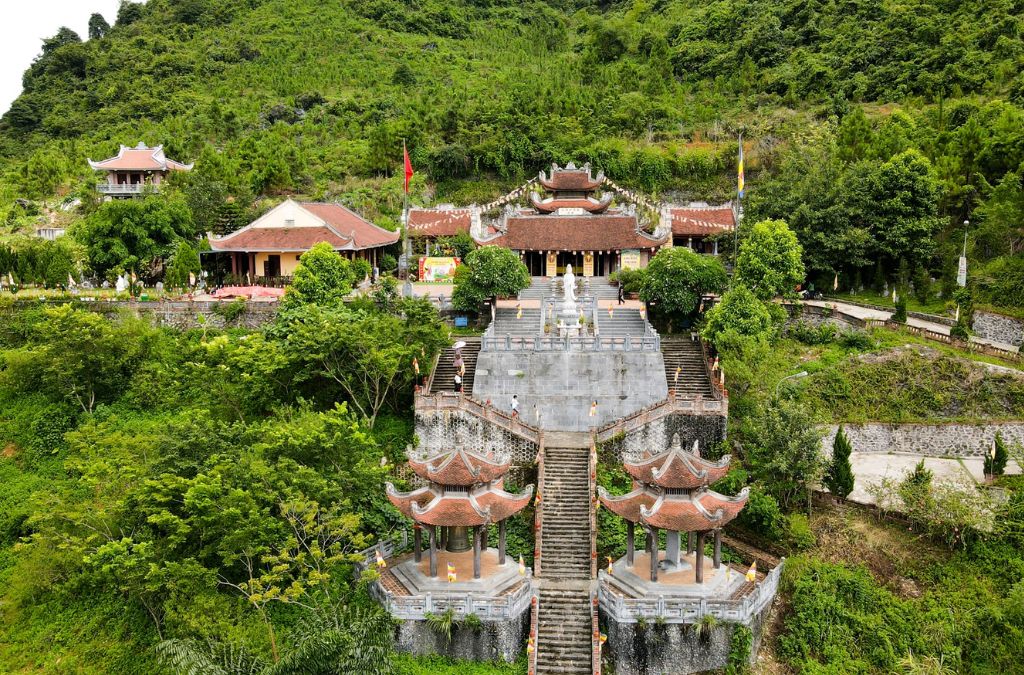 Chùa Phật Tích trên sườn đồi xanh với bậc thang đá dẫn lên khu chùa