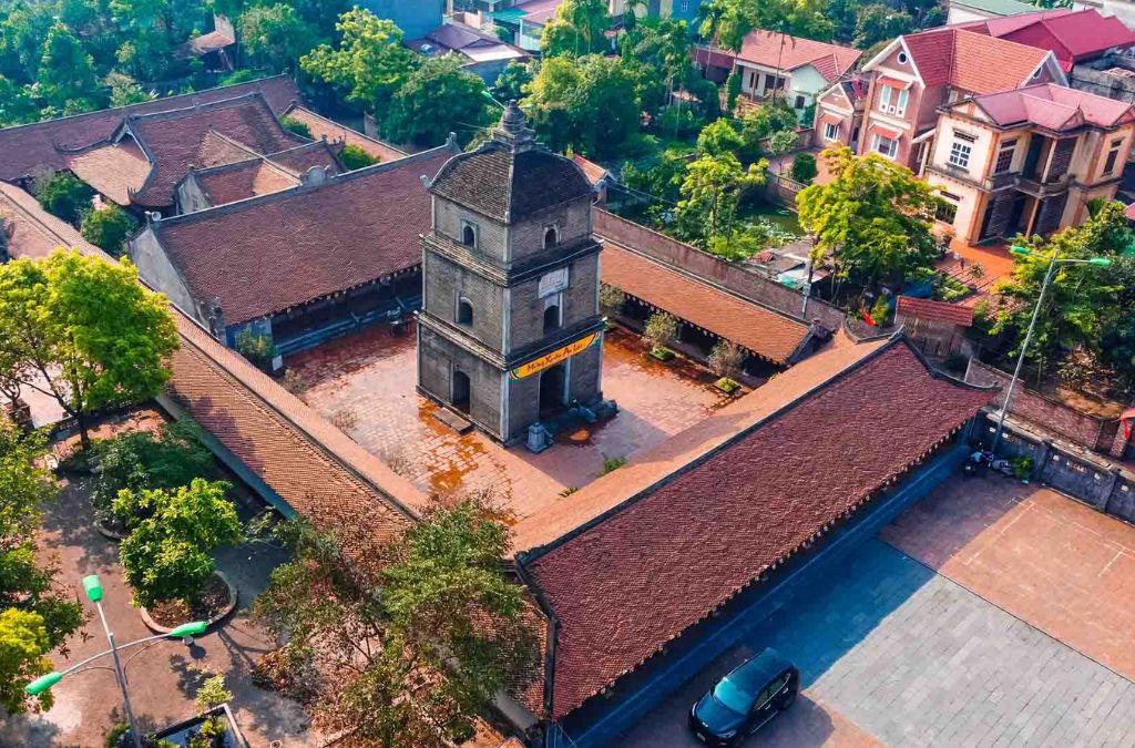 Toàn cảnh chùa Dâu nhìn từ trên cao với tháp ở giữa sân và các dãy mái ngói