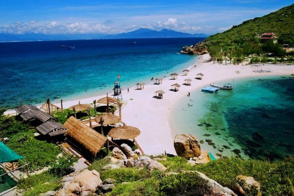 Bãi tắm đôi Hòn Nội Đảo Yến