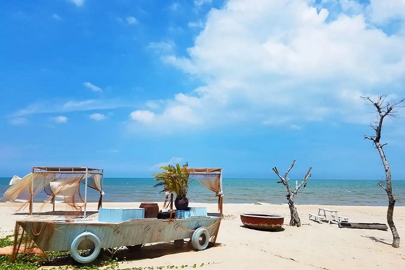 Vẻ đẹp bình yên ở bãi biển Cam Bình