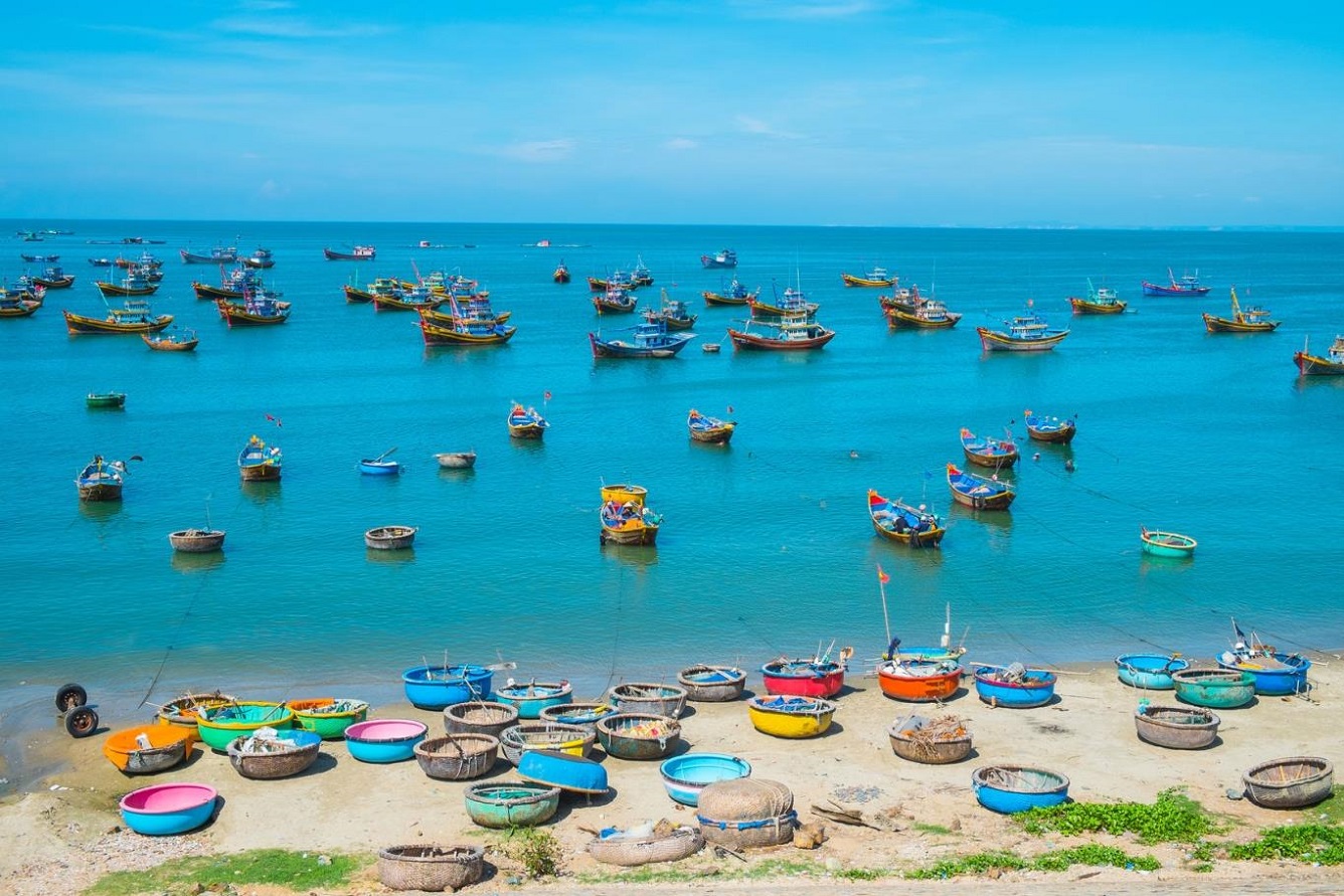 Những chiếc thuyền của ngư dân vừa cập bến trên Bãi Rạng