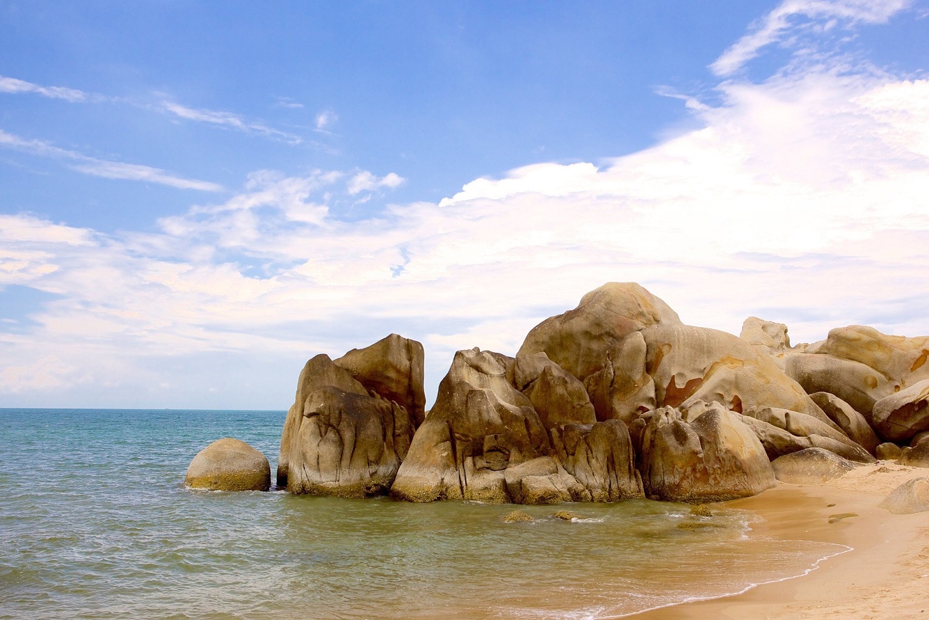 Khung cảnh bình yên trên bãi biển Tiến Thành