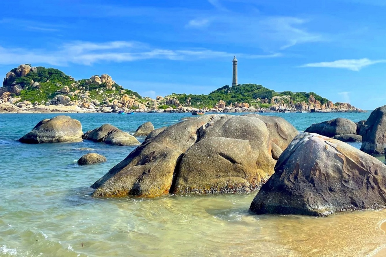 Bãi biển Kê Gà có nước biển trong xanh và bãi đá tự nhiên cực đẹp