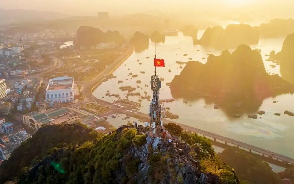Núi Bài Thơ nhìn ra vịnh Hạ Long 