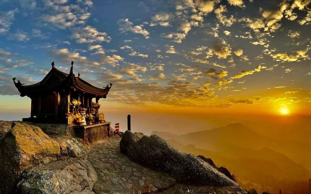 Yên Tử Quảng Ninh với núi rừng và chùa chiền 